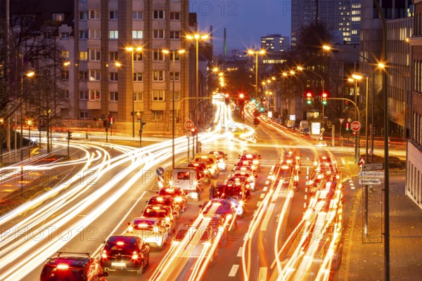 Evening city centre traffic in Essen, large intersection of Bismarckstrasse, B224, Friedrichstrasse