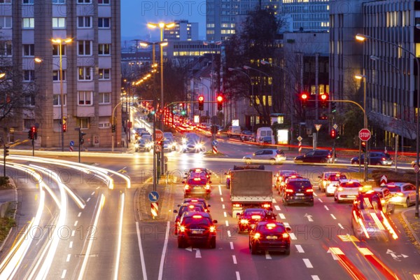 Evening city centre traffic in Essen, large intersection of Bismarckstrasse, B224, Friedrichstrasse