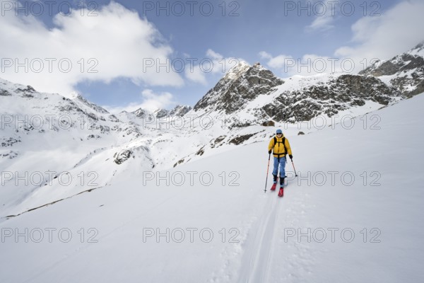 Ski tourers in a wintry mountain landscape, ascent to Piz Laviner from Chamanna Jenatsch, Grisons