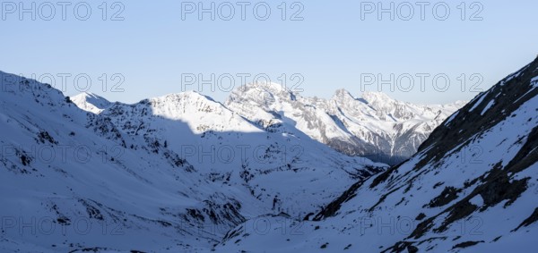Mountain panorama with the peaks of the Bergüner Stöcke Tinzenhorn and Piz Ela, mountain landscape