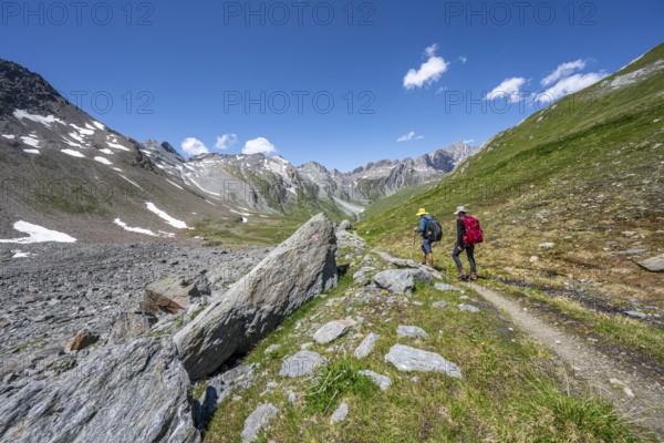 Mountaineers on a hiking trail on the Daberlenke, view of rocky mountain peaks in the Karbachtal