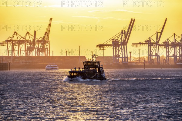 Port of Hamburg, view of the Blohm + Voss shipyard, evening, cranes of the container terminals,