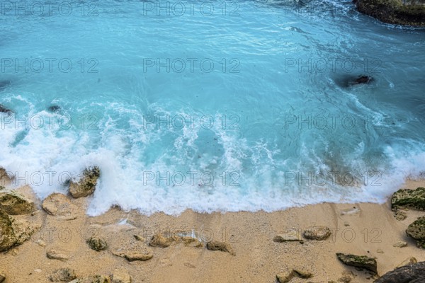 Beach in the Blue Lagoon bay on the holiday island of Nusa Lembongan, blue, algae formation,