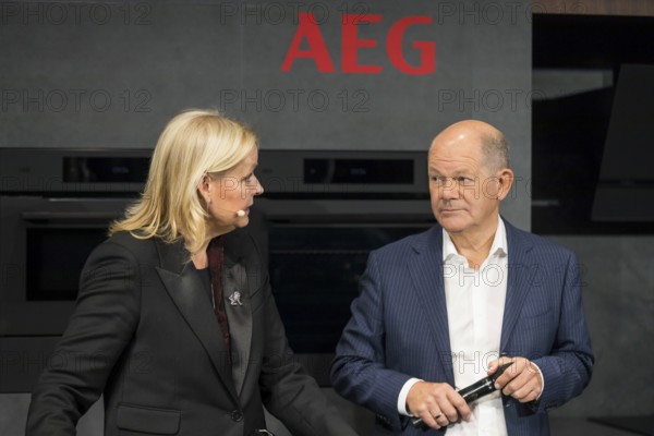 Olaf Scholz (Chancellor of the Federal Republic of Germany, SPD) at the AEG stand during the press