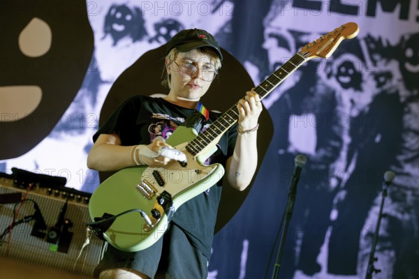 Mello Kanone, guitarist of the punk rock band TEAM SCHEISSE, live on 09.05.2025 at the sold-out