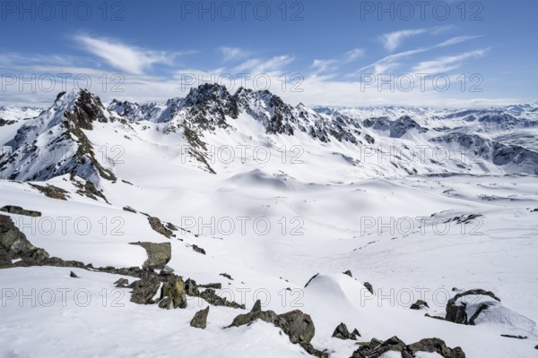 Mountain landscape with snow, view of peaks Piz Grialetsch and Piz Vadret, on the Scalettahorn,