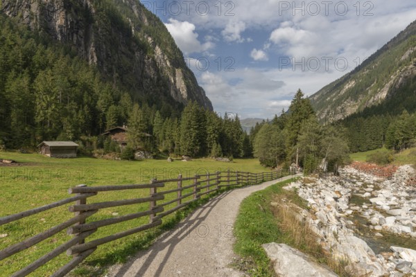 Hiking trail along the Stillup stream, Stilluptal, Stillupgrund, Mayrhofen, Zillertal Alps High