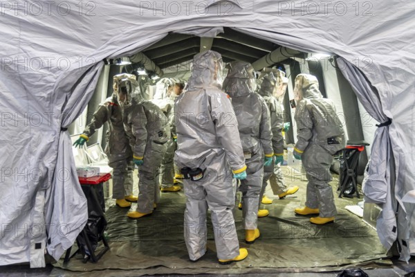 Decontamination of injured persons after an assumed accident involving hazardous substances, fire