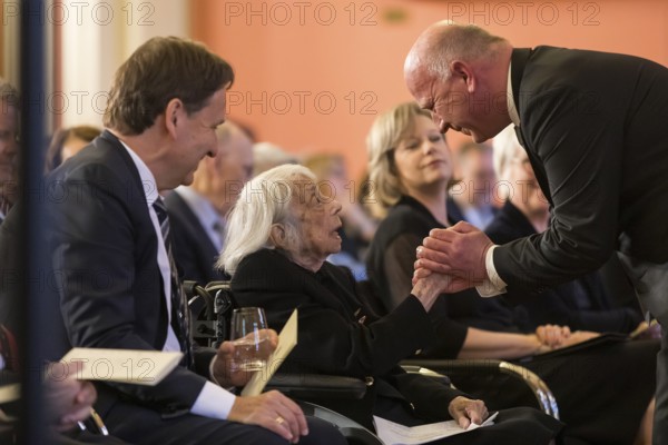 Margot Friedländer (Holocaust survivor and honorary citizen of the city of Berlin) is greeted by