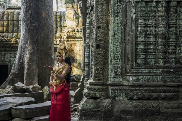 Young woman dressed as a temple dancer, Apsara, Ta Prohm, Angkor Wat, Angkor, UNESCO World Heritage