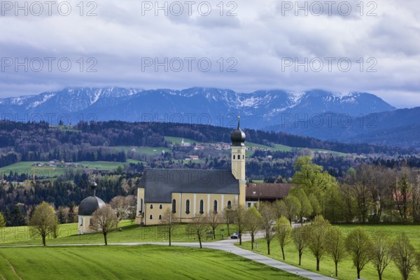 Pilgrimage church Wilparting St. Marinus, mountain landscape, meadow, trees, road, snow-covered