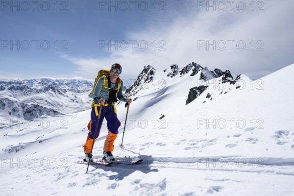 Ski tourers on the Graubünden Haute Route, ascent to the Scalettahorn, snow-covered mountains,