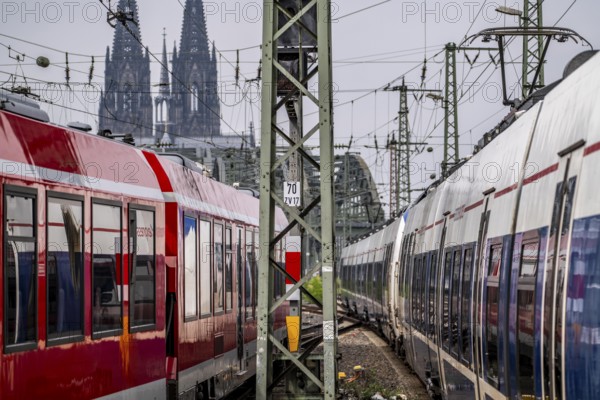Rail traffic on the line between Cologne Central Station and Cologne-Deutz, Hohenzollern railway