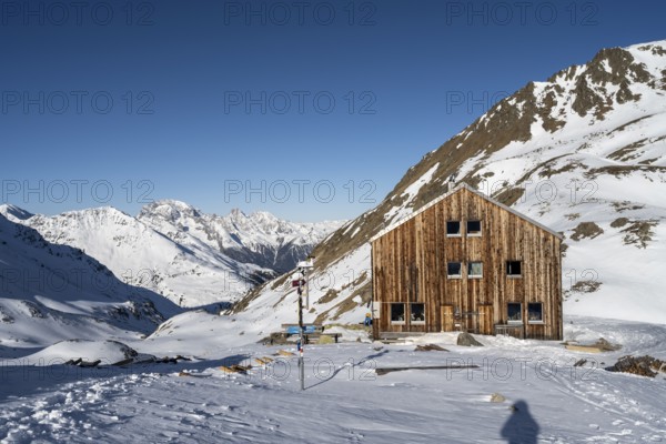 Keschhütte with snow, View at the Keschhütte in winter, Bündner Haute Route, Albula Alps, Rhaetian