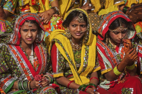 PUSHKAR, INDIA, NOVEMBER 21, 2012: Unidentified Rajasthani girls in traditional outfits prepare for