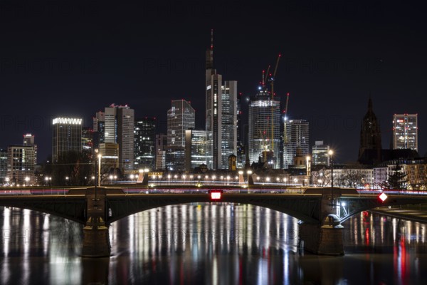 30 hrs and 21:30 hrs, only in greatly reduced form., Flößerbrücke, Frankfurt am Main, Hesse,