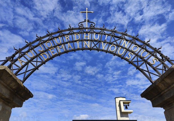 Wrought-iron portal by Francois Theis with the inscription Heute Ihr Morgen Wir, entrance to the