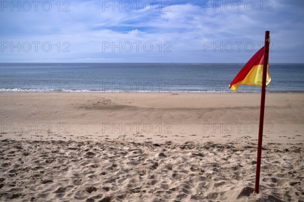 Flag on the beach, guarded, indication of ocean currents and tides, tides, sea, sandy beach, Meia