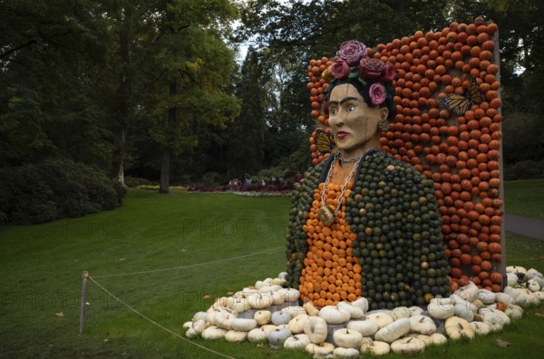Figure of the Mexican painter Frida Kahlo, pumpkin exhibition, pumpkins, Blühendes Barock,