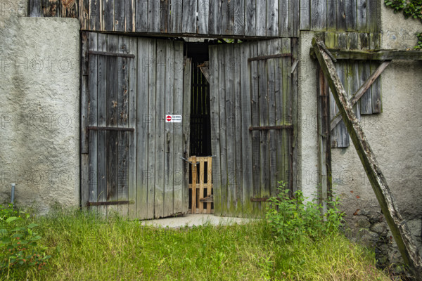 Weathered wooden barn door with the sign NO ACCESS, on a hiking trail above Merano in the