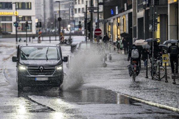 Winter, rainy weather, freezing rain, large puddle, puddle of water, in the city centre, Große