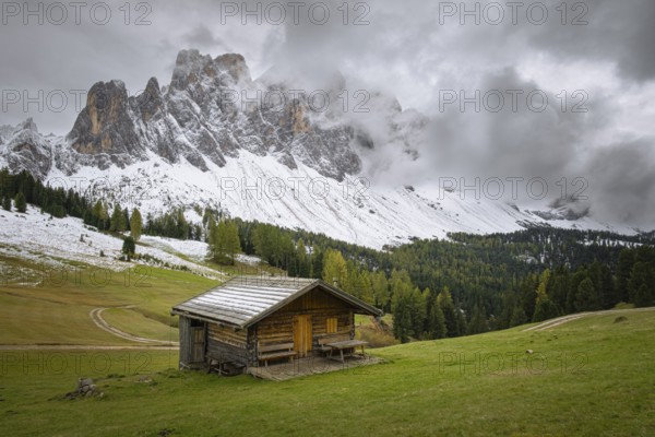View of a part of the Geisler group from the Gampenwiese, in the foreground an alpine hut,