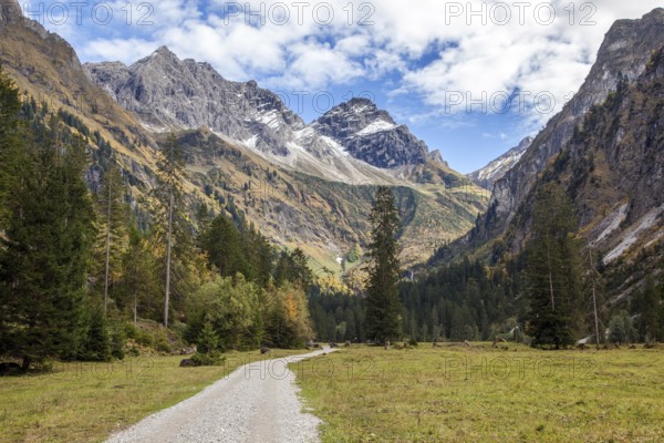 Oytal, behind mountains Schneck and Großer Wilder, autumn atmosphere, Allgäu Alps, Oberstdorf,