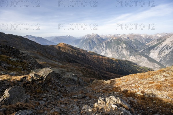 View from the ridge of the Venet to the mountain panorama of the Parzinn Group of the Lechtal Alps,