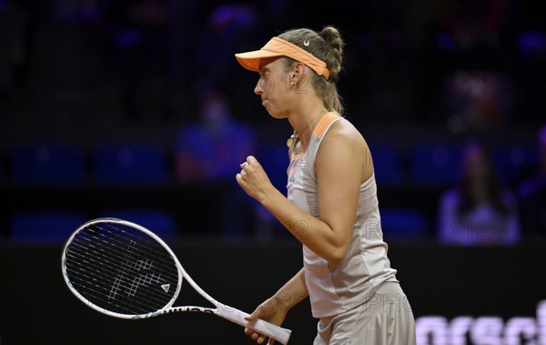 Elise Mertens (BEL) Cheers, gestures, gesture, tennis, Porsche Cup 2024, Porsche Arena, Stuttgart,