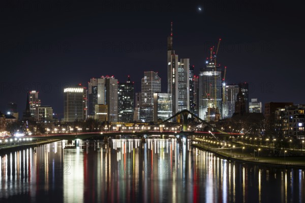 30 hrs and 21:30 hrs, only in greatly reduced form., Deutschherrnbrücke, Frankfurt am Main, Hesse,