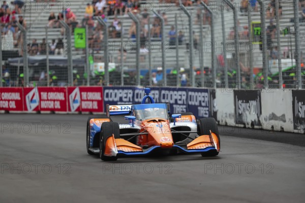 SCOTT DIXON (9) of Auckland, New Zealand runs through the streets during the Honda Indy Toronto in