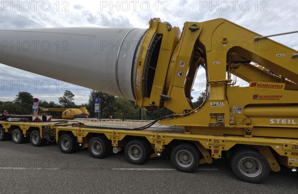 The heavy transport of the 68-metre-long rotor blades leads over the Feldberg