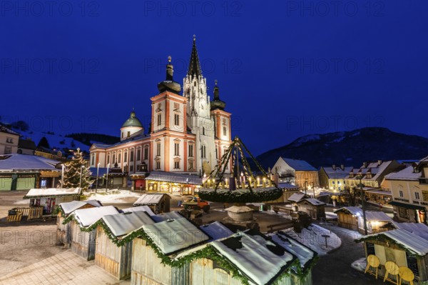 Advent atmosphere, world's largest hanging Advent wreath at the Christmas market in front of the
