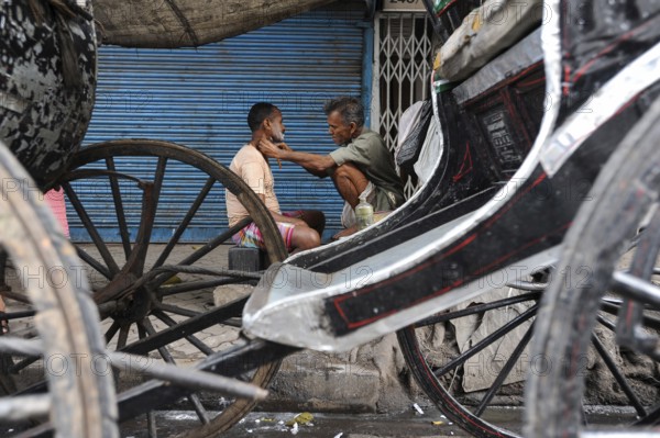 20.02.2011, Kolkata, West Bengal, India, Asia, A man gets a shave between rickshaws on a roadside