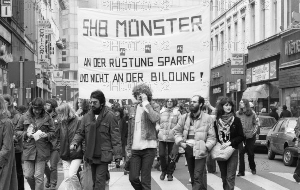 25, 000 called by the peace movement demonstrated against new nuclear missiles, neutron bomb and