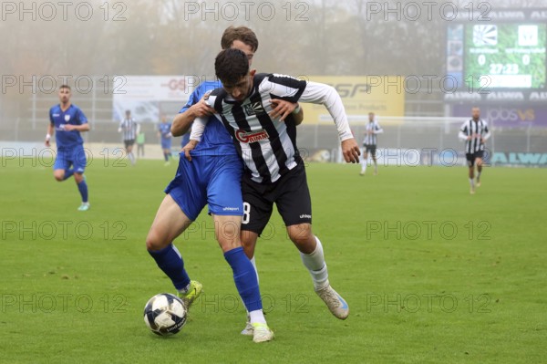 Brace and hold: Samet Yilmaz (FC 08 Villingen) in a duel with Linus Weik (Freiberg) during the