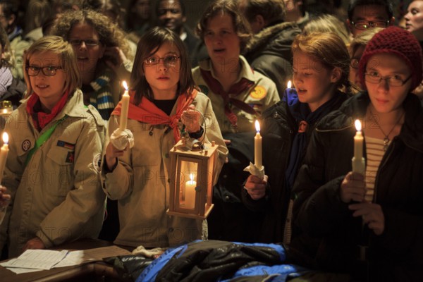 The Light of Peace from Bethlehem, brought to Vienna by the ORF and collected there by a delegation