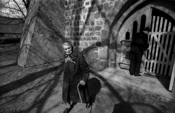 Germany, Steinhöfel, 20 April 1992, Pastor Justus Werdin locks the church, with the only visitor to
