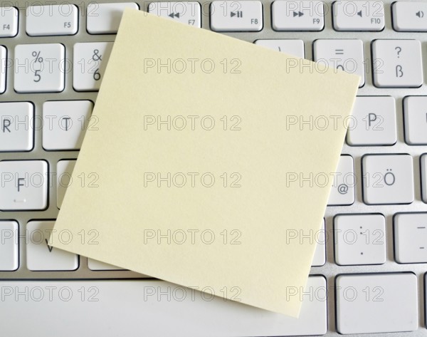 A note on the keyboard of a computer as a reminder: Empty Austria