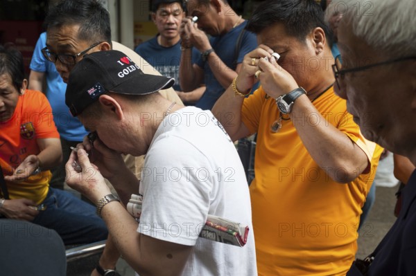 10.02.2018, Singapore, Republic of Singapore, Asia, Buyers and sellers inspect small pendants and