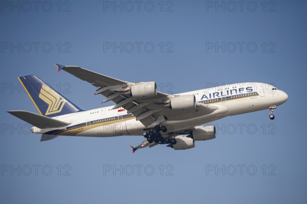 26.07.2023, Singapore, Republic of Singapore, Asia, A Singapore Airlines Airbus A380-800 passenger