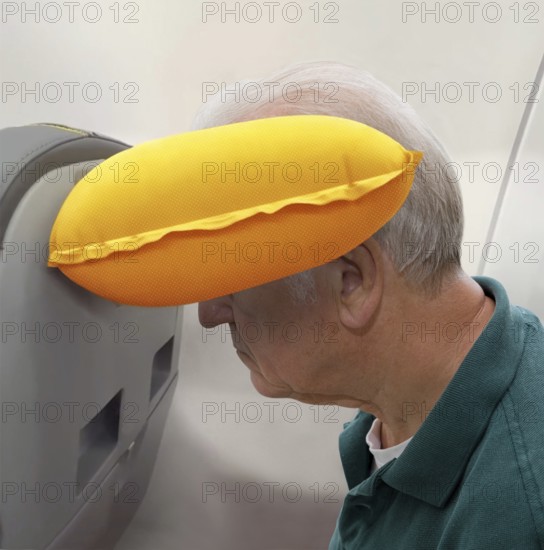 Traveller trims his head in a neck pillow