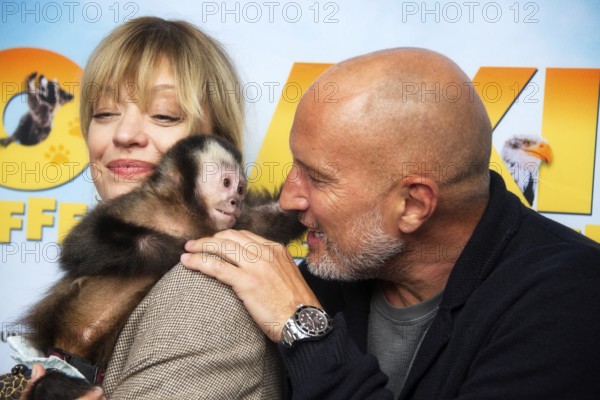 Benno Fürmann, Heike Makatsch, with the monkey, AKIKO DER FLIEGENDE AFFE (cinema release: 05.06