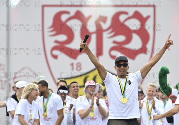Coach Sebastian Hoeneß VfB Stuttgart captain Atakan Karazor VfB Stuttgart (16) with trophy,