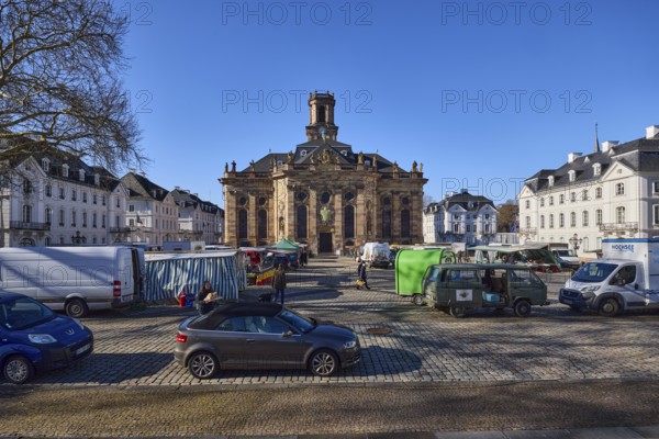 Ludwigskirche, weekly market market, historical buildings, residential buildings, parking lane with