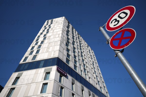 Exterior view Adina Apartment Hotel, Hotel Premier Inn, traffic sign, 30 km/h, traffic-calmed, 30