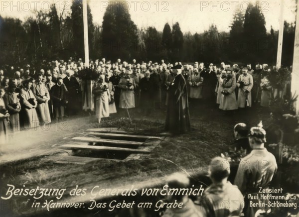 Funeral of General von Emmich in Hanover. The prayer at the grave, 1914 - 1918, 1st World War,