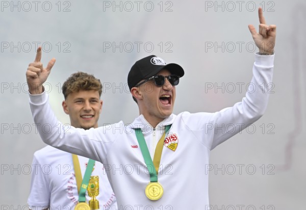 Angelo Stiller VfB Stuttgart (06) Yannik Keitel VfB Stuttgart (05) Gesture Gesture Cheering Joy