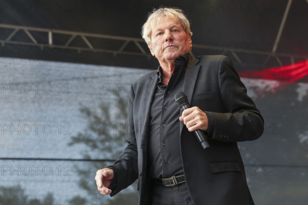 Bernhard Brink receives the lifetime achievement award at the Schlager Radio Festival in Neuruppin