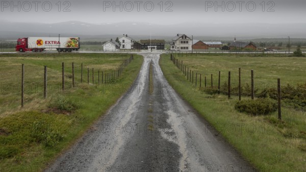 The trail leads to the historically significant Fokstugu farm on the E6 motorway, Fjellstue,